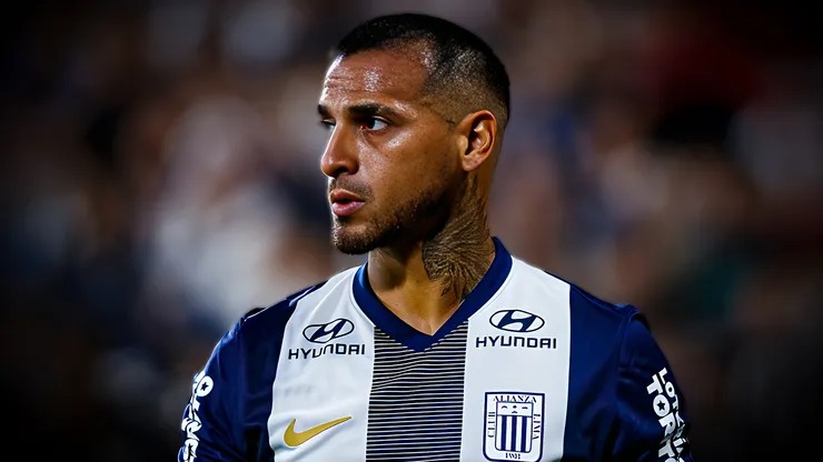 Miguel Trauco con la camiseta de Alianza Lima.