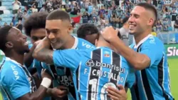 Erick Noriega, festejando con Carlos Vinícius, autor del gol del triunfo de Gremio.