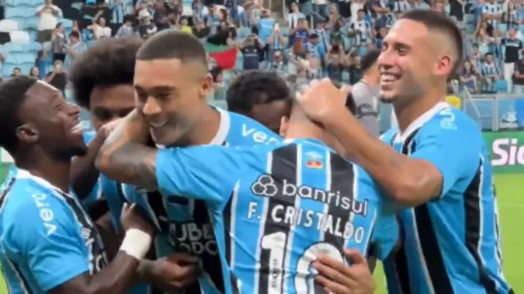 Erick Noriega, festejando con Carlos Vinícius, autor del gol del triunfo de Gremio.