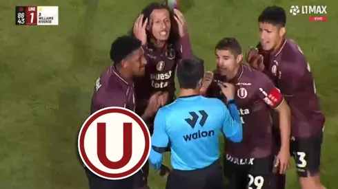 Jugadores de Universitario reclamando a Kevin Ortega.
