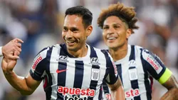 Renzo Garcés celebrando junto a Paolo Guerrero.