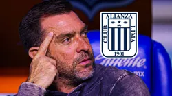 Pablo Guede con el escudo de Alianza Lima.