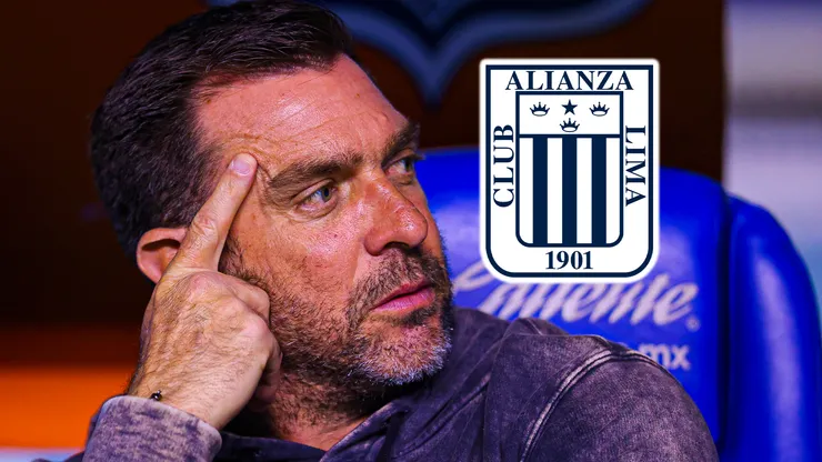 Pablo Guede con el escudo de Alianza Lima.