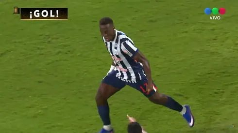 Luis Advíncula celebra su primer gol.
