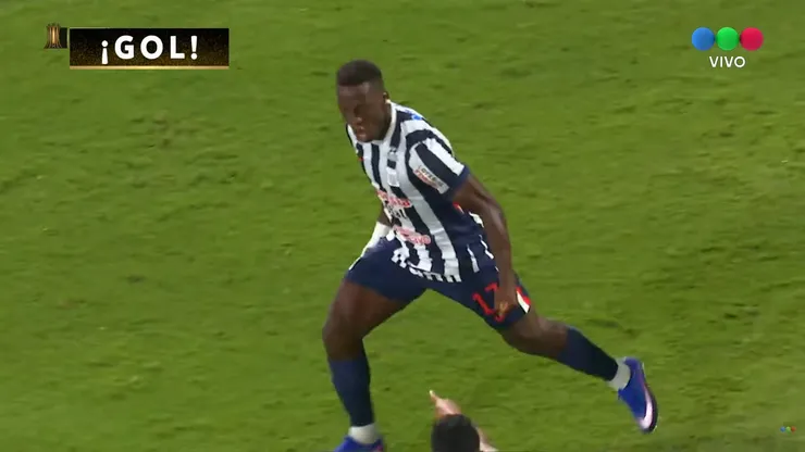 Luis Advíncula celebra su primer gol.