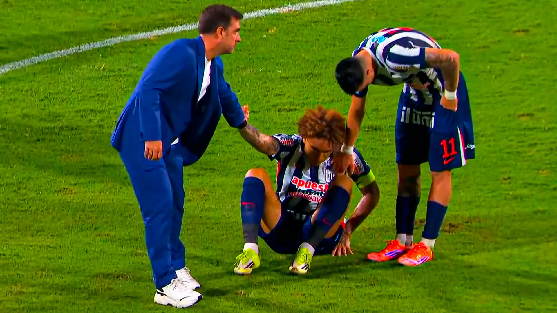 Paolo Guerrero levantado por Pablo Guede tras la eliminación de Alianza Lima. (Foto: Alianza Lima)