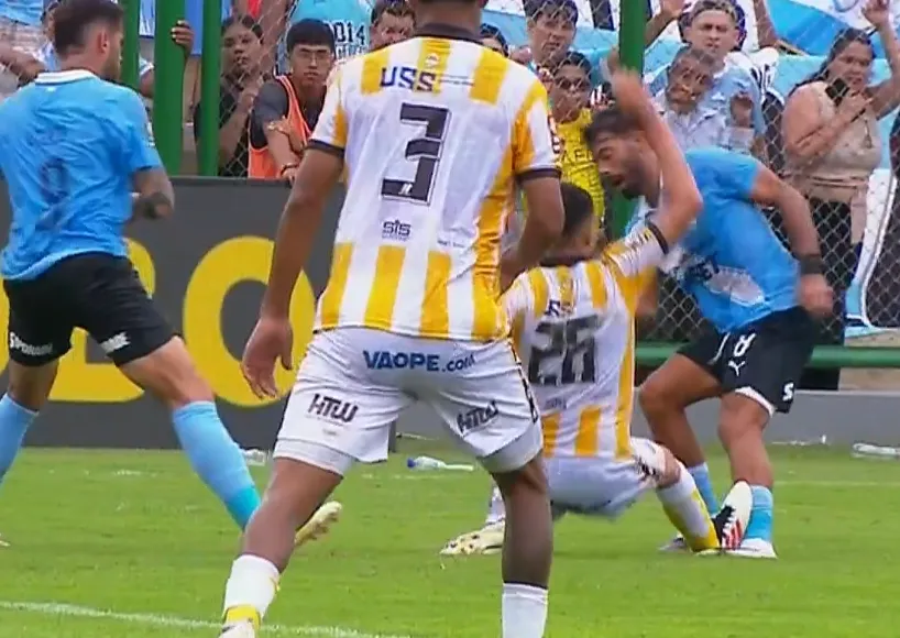 La acción de Agurto ante Leandro Sosa (L1MAX).