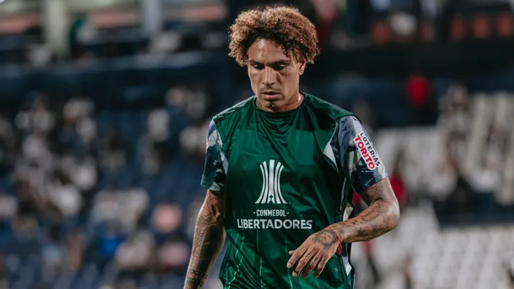 Paolo Guerrero calentando en Alianza Lima.
