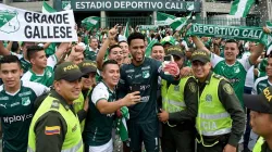 Pedro Gallese nuevo ídolo del Deportivo Cali se toma fotos con todos.