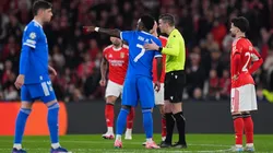 Vinicius Junior con el árbitro en el Real Madrid vs. Benfica.