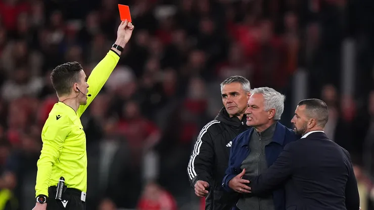 Jose Mourinho tuvo un fuerte cruce con el árbitro François Letexier.