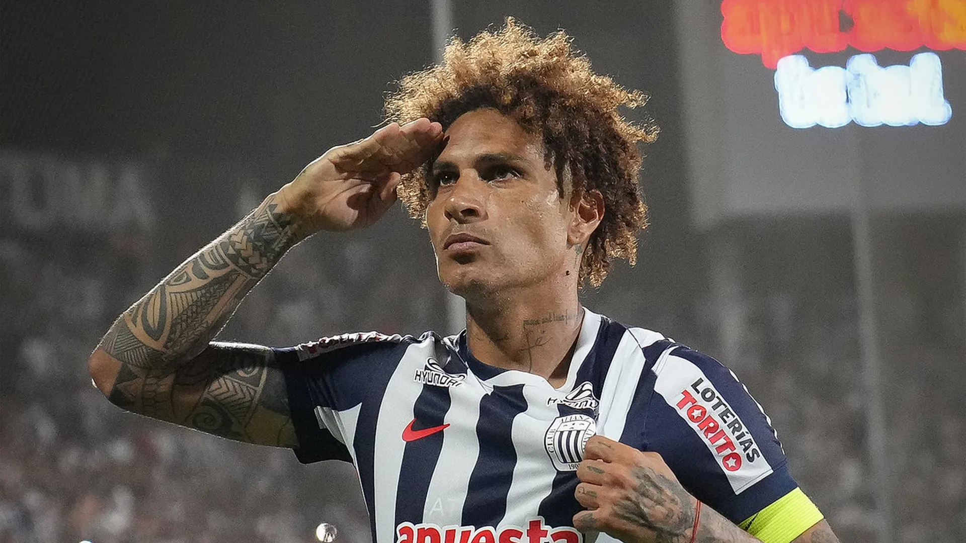 Paolo Guerrero jugando para Alianza Lima.