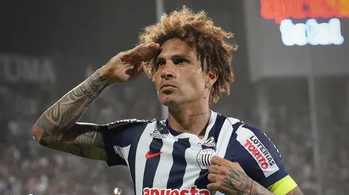 Paolo Guerrero jugando para Alianza Lima.