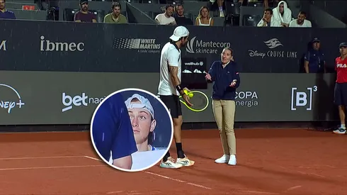 Mateo Berrettini conversando con la umpire.