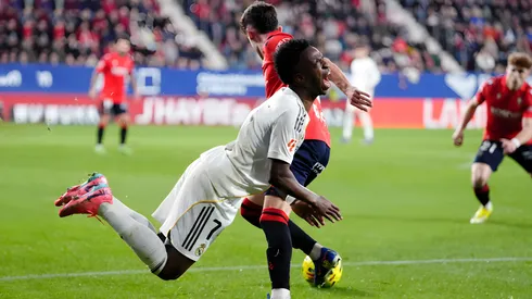 Real Madrid perdió ante Osasuna y le dejó servida la cima de LaLiga al Barcelona.
