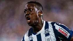 Luis Advíncula jugando en Alianza Lima.