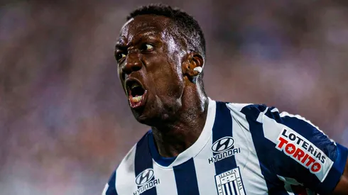 Luis Advíncula jugando en Alianza Lima.