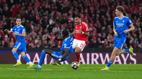 Real Madrid venció por 1-0 a Benfica en la ida de los playoffs en un partido cargado de polémicas.