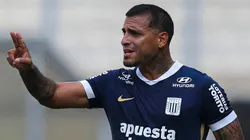 Miguel Trauco jugando para Alianza Lima.