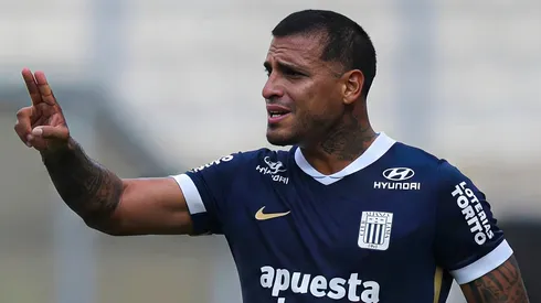 Miguel Trauco jugando para Alianza Lima.