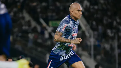 Paolo Guerrero calentando.