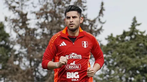 Carlos Zambrano con indumentaria de Perú.