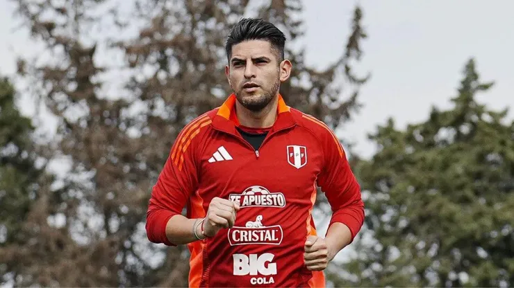 Carlos Zambrano con indumentaria de Perú.