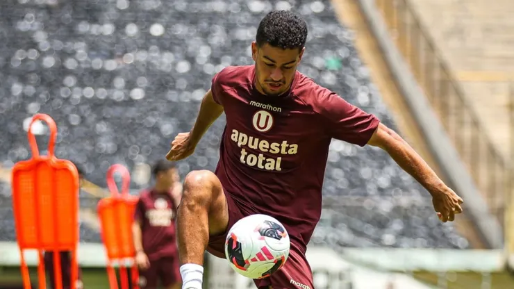 Miguel Silveira entrenando con Universitario.
