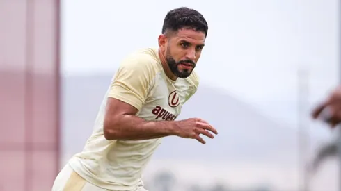 Matías Di Benedetto con con indumentaria de Universitario.