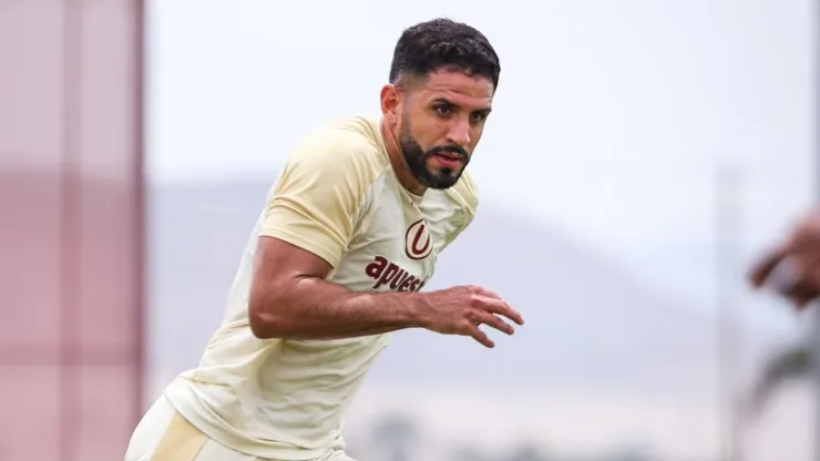 Matías Di Benedetto con con indumentaria de Universitario.