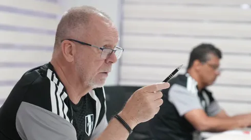 Mano Menezes, DT de la Selección Peruana.