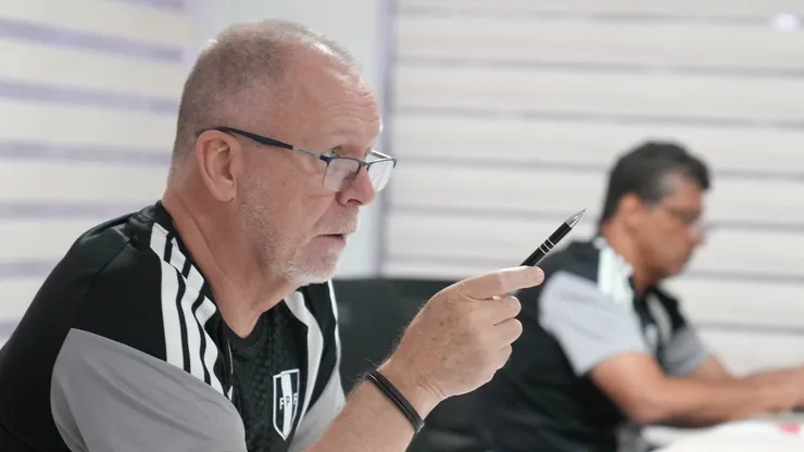 Mano Menezes, DT de la Selección Peruana.