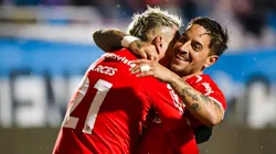 Carlos Garcés y Alejandro Hohberg abrazados.