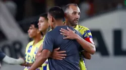 Álex Valera y Hernán Barcos abrazados.