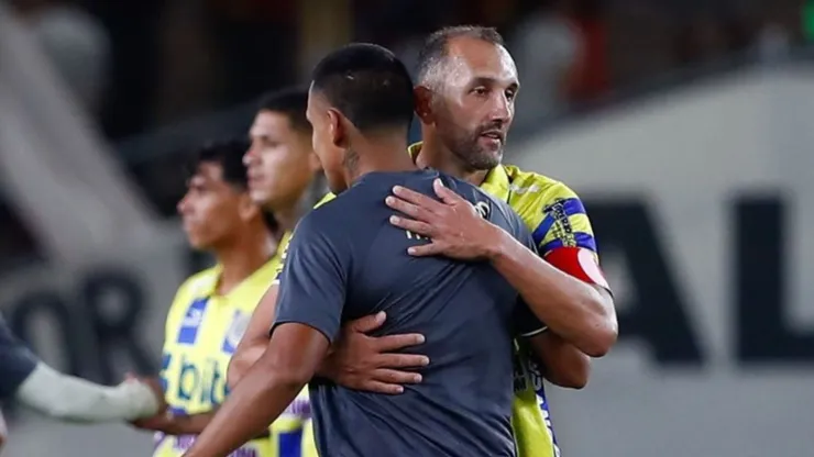 Álex Valera y Hernán Barcos abrazados.