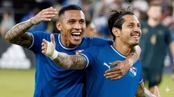 Bryan Reyna y Gianluca Lapadula con camiseta de Sporting Cristal.