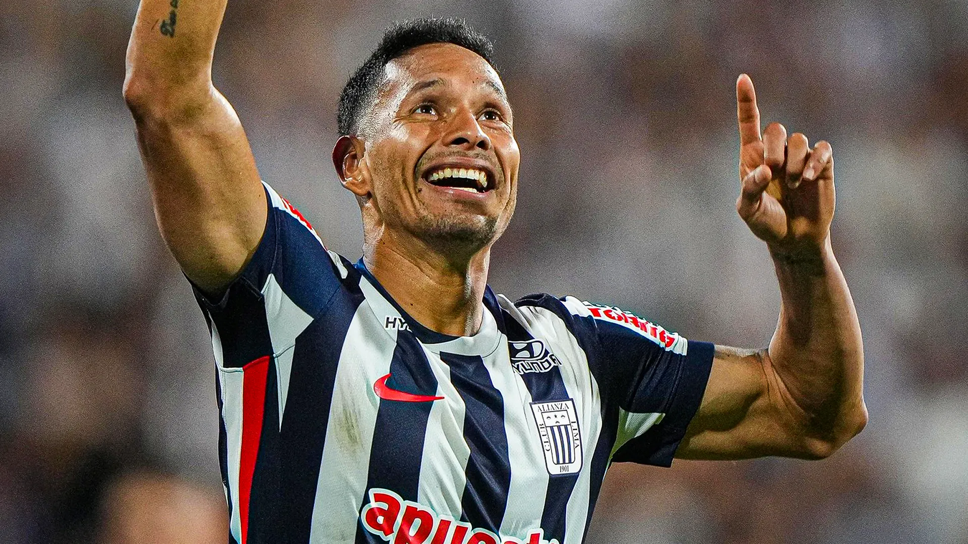 Renzo Garcés festejando su gol con Alianza Lima.