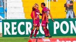 El abrazo a Franco Torres, autor del primer gol de Los Chankas.
