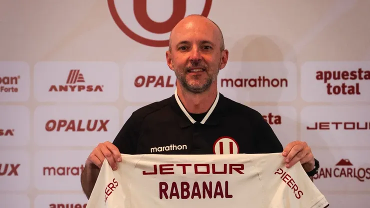 Universitario toma una decisión radical sobre Javier Rabanal.