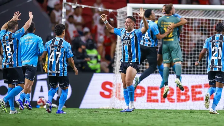 Erick Noriega celebrando.