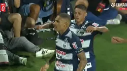 Paolo Guerrero celebrando su gol con Kevin Quevedo.
