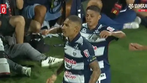 Paolo Guerrero celebrando su gol con Kevin Quevedo.