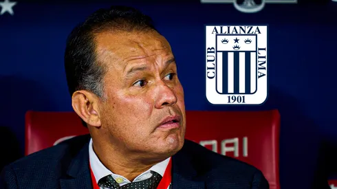 Juan Reynoso y el escudo de Alianza Lima.