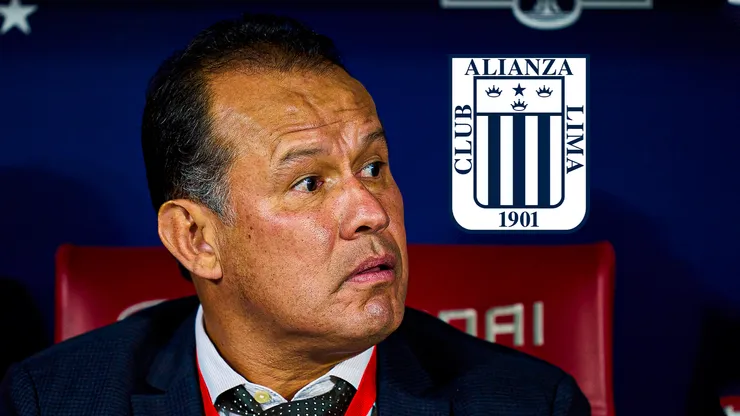 Juan Reynoso y el escudo de Alianza Lima.