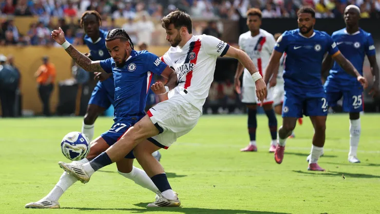 Khvicha Kvaratskhelia y Malo Gusto en PSG vs Chelsea.