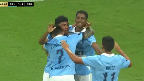 Maxloren Castro y el abrazo con sus compañeros por el gol del 1-2.