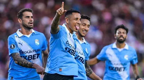 Cristal sigue en la Libertadores, pero los hinchas destruyeron a un jugador.