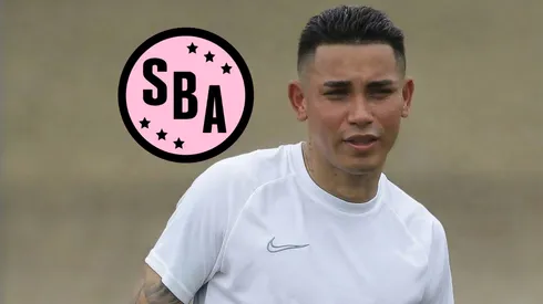 Jean Deza con el escudo de Sport Boys.