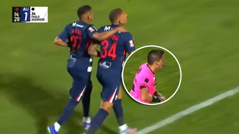 Paolo Guerrero festeja con Kevin Quevedo.