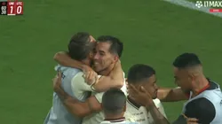 El abrazo a Lisandro Alzugaray por su golazo para el 1-0.